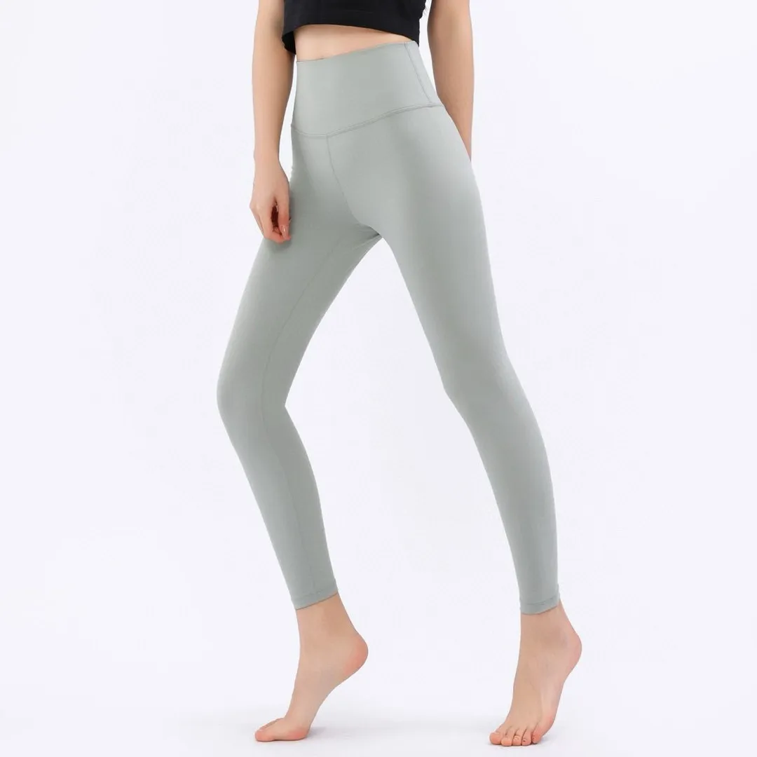 Model photo provided by Lululemon Lulu Yoga Pants Nude Seamless High-Waist Tight Fitness Quick-drying Women's Butt Lift Pants Design Concept~ Create a skin-friendly naked feeling, the special fabric is light and smooth, allowing you to focus on your practice. We have added a pocket design to this model to store small items! Fabric + Features The fabric is light and smooth, with four-sided stretch. Fabric ~ 25 spandex + 75 nylon (the same fabric as Lu Lu) is comfortable and stretchable and not easy to deform. Technology ~ Four needles and six threads are powerful (the same technology as Lu Lu). Technology ~ Italian elastic high silk thread (full elasticity, fit and slimming). High waist design, the waist is flat and fit, reducing tightness! Perfect for wrapping fat! Show your body shape better! Size S M L XL Color Purple Gray Black Bean Green Coffee Brown Rhino Gray